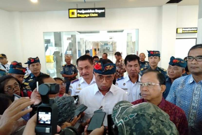 Menteri Perhubungan Budi Karya Sumadi dan Gubernur Bali Wayan Koster menjelaskan mengenai pembahasan pengembangan Pelabuhan Benoa, Denpasar, Jumat (15/11). 