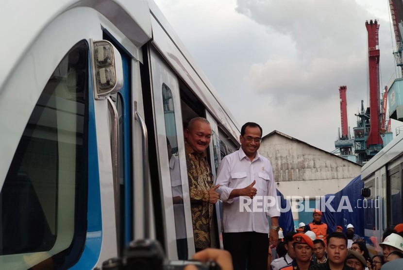 Menteri Perhubungan Budi Karya Sumadi dan Gubernur Sumatra Utara Alex Noerdin meninjau dan meresmikan penerimaan light rail transit(LRT) Palembang di Pelabuhan Boom Baru, Jumat (20/4).