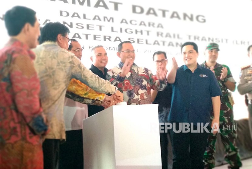 Menteri Perhubungan Budi Karya Sumadi, Gubernur Sumatra Selatan Alex Noerdin, Ketua Panitia Pelaksana Asian Games (Inasgoc) Erick Thohir, perwakilan  Industri Kereta Api (Inka) Madiun, dan pihak terkait lainnya menekan tombol peresmian penerimaan light rail transit (LRT) di Pelabuhan Boom Baru, Palembang, Sumatra Selatan, Jumat (20/4).