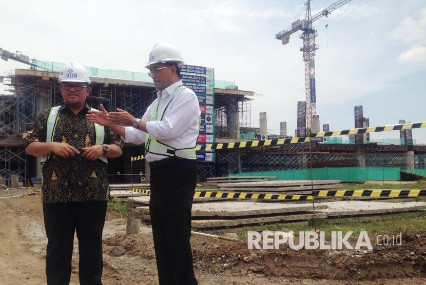 Menteri Perhubungan Budi Karya Sumadi (kanan) berbincang dengan Gubernur Jawa Barat saat meninjau pembangunan Bandara Internasional Jawa Barat (BIJB) Kertajati, Majalengka, Jumat (24/2). Bandara ditargetkan akan beroperasi pada pertengahan Juli mendatang.