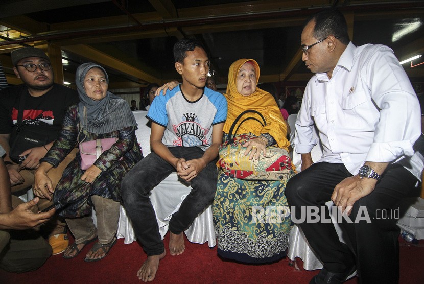 Menteri Perhubungan Budi Karya Sumadi (kanan) berdialog dengan keluarga korban jatuhnya pesawat Lion Air JT 610 rute Jakarta-Pangkalpinang di RS Polri, Jakarta, Selasa (30/10/2018).