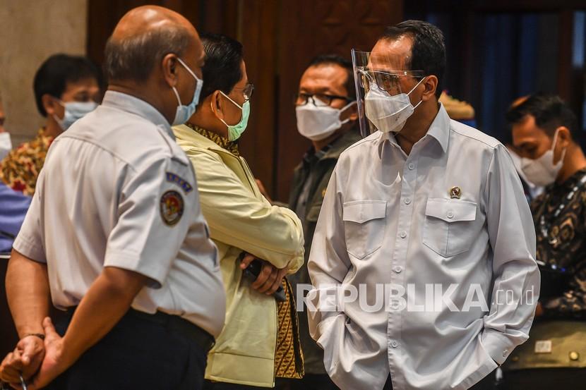 Menteri Perhubungan Budi Karya Sumadi (kanan) berjalan memasuki ruangan saat akan mengikuti Rapat Dengar Pendapat (RDP) dengan komisi V DPR di Kompleks Parlemen, Senayan, Jakarta, Rabu (3/2/2021). Rapat tersebut membahas mengenai musibah jatuhnya Pesawat Sriwijaya Air Nomor Penerbangan SJ-182.