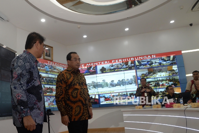 Menteri Perhubungan Budi Karya Sumadi (kanan), didampingi Kepala Pusat Teknologi Informasi dan Komunikasi Kemenhub Hengki Angkasawan melakukan komunikasi melalui video conference di Ruang Command Center, kantor Kementerian Perhubungan, Jakarta Pusat, Jumat (26/5).