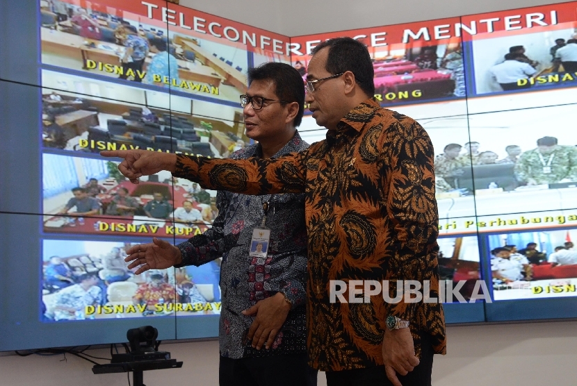 Kepala Pusat Teknologi Informasi dan Komunikasi Kemenhub Hengki Angkasawan (kiri) mendampingi Menteri Perhubungan Budi Karya Sumadi. 