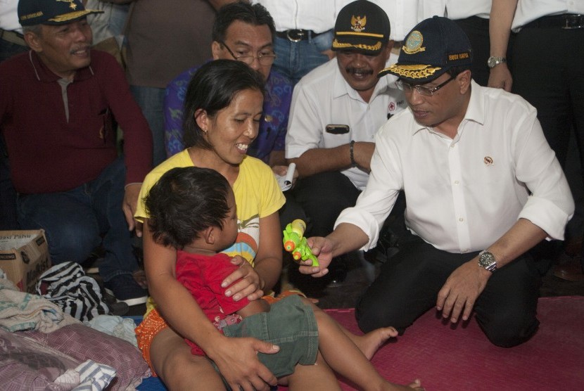 Indonesian Transportation Minister Budi Karya Sumadi distributed logistics aid to the evacuees of Mount Agung at GOR Swecapura, Klungkung District, on Thursday.