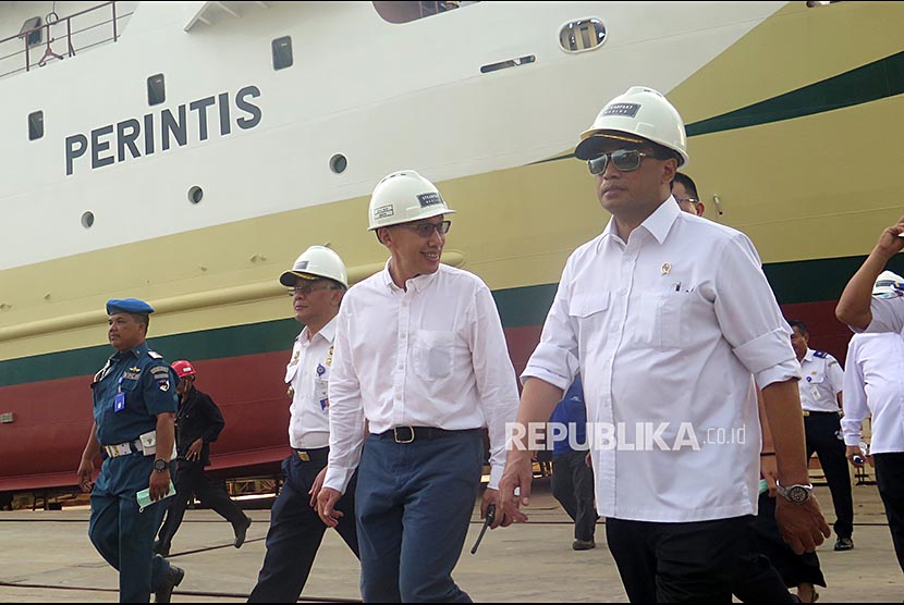 Menteri Perhubungan Budi Karya Sumadi (kanan) meninjau pembuatan kapal Tol Laut di perusahaan galangan kapal PT Stadefast Marine, Pontianak, Kalimantan Barat (23/2). Sebanyak tujuh buah kapal perintis tol laut Sabuk Nusantara yang dikerjakan di galangan tersebut, ditargetkan akan selesai pada pertengahan 2018. 