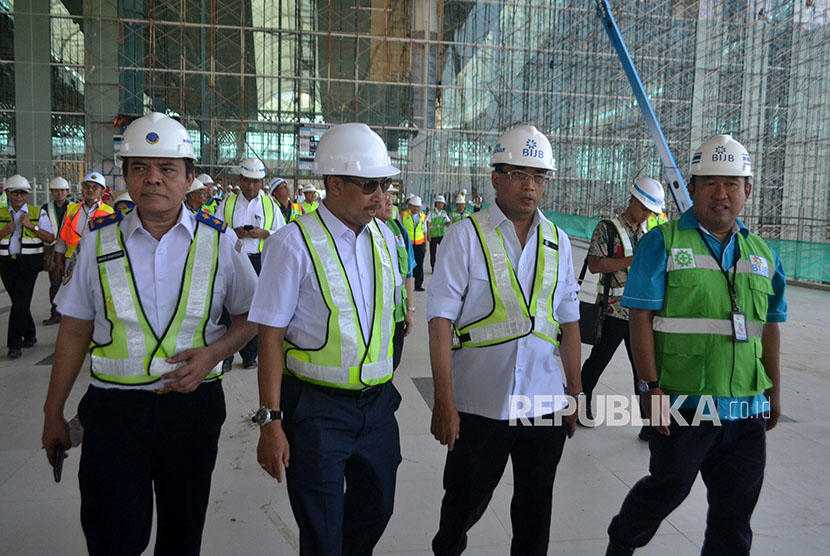 Menteri Perhubungan Budi Karya Sumadi (kedua kanan) bersama Kepala Dinas Perhubungan Jawa Barat Dedi Taufik (kedua kiri), Dirjen Perhubungan Udara Agus Susanto (kiri), dan Direktur Utama PT Bandara Internasional Jawa Barat (BIJB) Virda Dimas Ekaputra (kanan) meninjau proyek pembangunan BIJB di Kabupaten Majalengka, Jawa Barat, Rabu (4/4).