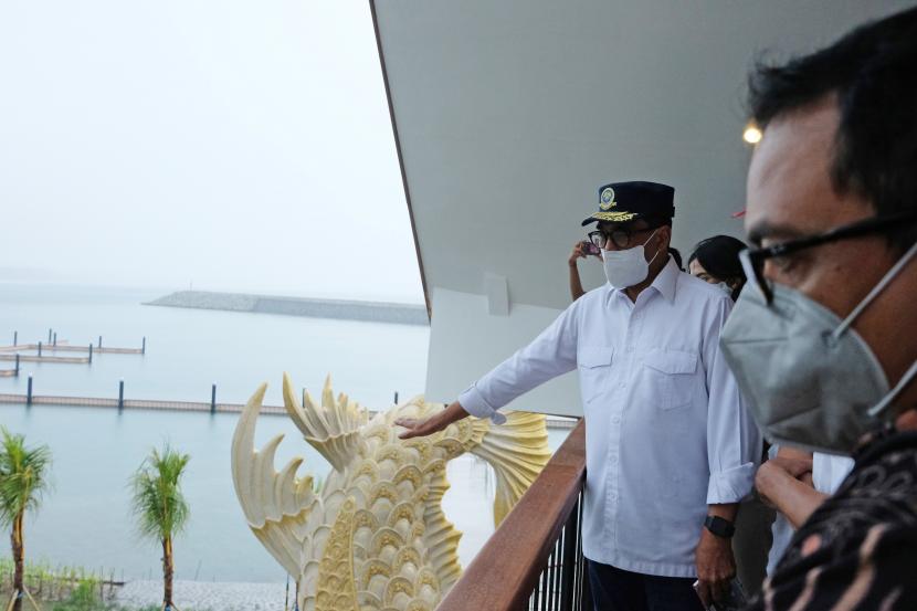 Menteri Perhubungan Budi Karya Sumadi (kedua kanan) meninjau pembangunan Pelabuhan Sanur yang segera rampung di Denpasar, Bali, Jumat (7/10/2022). 