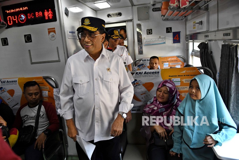 Menteri Perhubungan Budi Karya Sumadi (kedua kiri) berinteraksi dengan penumpang KA Jaka Tingkir saat meninjau di Stasiun Pasar Senen, Jakarta, Sabtu (21/12/2019).