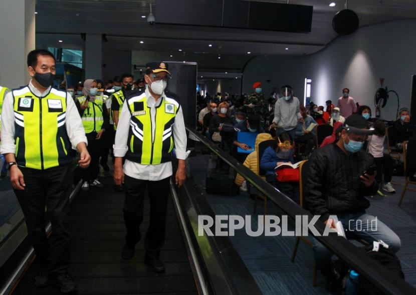 Menteri Perhubungan Budi Karya Sumadi (kedua kiri) didampingi Direktur Utama Angkasa Pura II Muhammad Awaluddin (kiri). Bandara Soekarno-Hatta hari ini (Senin, 11/1) menjadi salah satu lokasi tempat peluncuran Gerakan Nasional Bangga Buatan Indonesia (Gernas BBI).