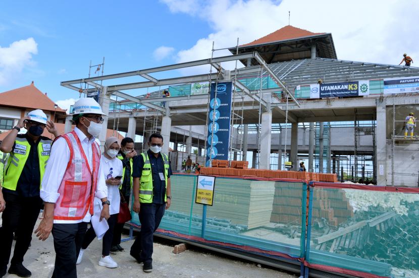 Menteri Perhubungan Budi Karya Sumadi (kedua kiri) meninjau proyek pembangunan dan revitalisasi Terminal VVIP Bandara Internasional I Gusti Ngurah Rai di Badung, Bali, Jumat (3/6/2022) lalu.