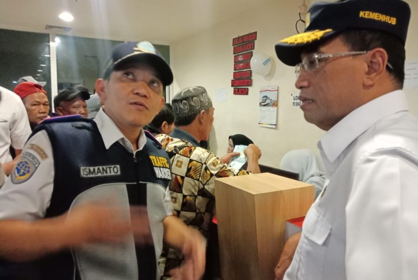 Menteri Perhubungan Budi Karya Sumadi (kemeja putih) saat melakukan peninjauan pelayanan angkutan mudik, di Terminal Pulo Gebang, Jakarta, Ahad (2/6). 