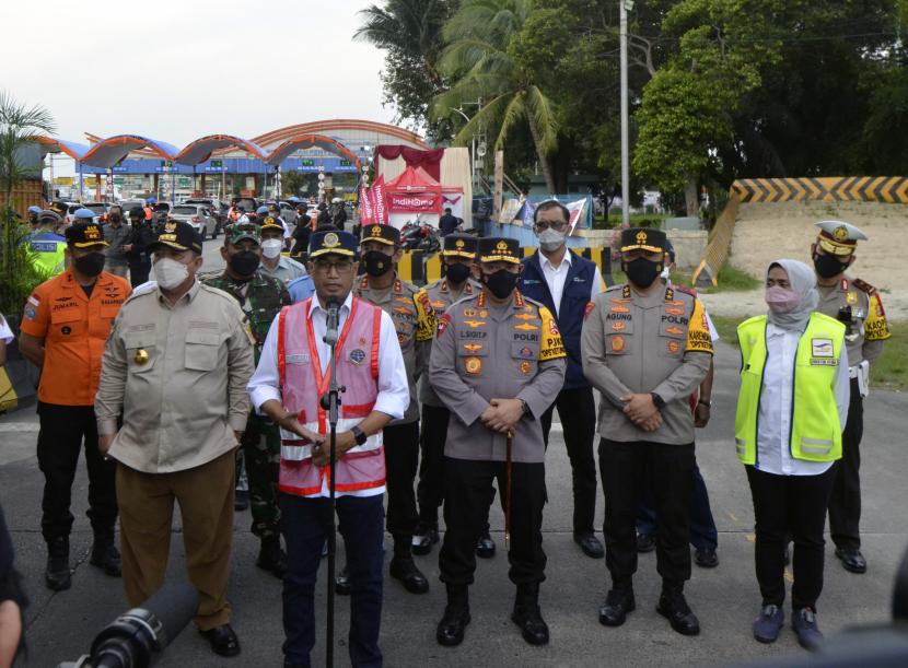 Menteri Perhubungan Budi Karya Sumadi (ketiga kiri) didampingi Kapolri Jendral Polisi Listyo Sigit Prabowo (ketiga kanan) dan Gubernur Lampung Arinal Djunaidi (Kedua kiri) memberikan keterangan kepada awak media saat meninjau arus balik di Pelabuhan Bakauheni, Lampung Selatan, Lampung, Sabtu (7/5/2022). Menteri Perhubungan Budi Karya Sumadi mengajak para pemudik dari Pulau Sumatera untuk kembali ke Pulau Jawa pada Senin dan Selasa (9-10 Mei 2022).