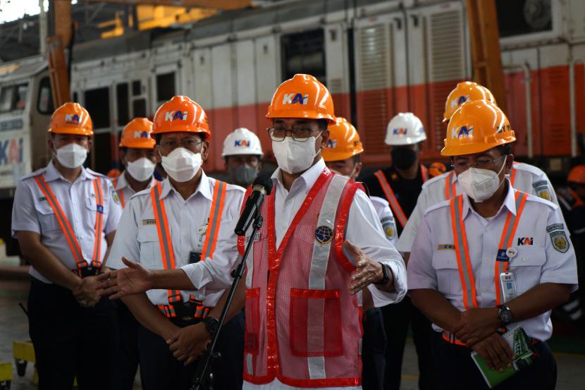 Menteri Perhubungan Budi Karya Sumadi (ketiga kiri). Budi Karya Sumadi memprediksi sebanyak 79 juta orang akan mudik Lebaran 2022 dengan tujuan paling banyak di Jawa Tengah, Jawa Timur, dan Jawa Barat.