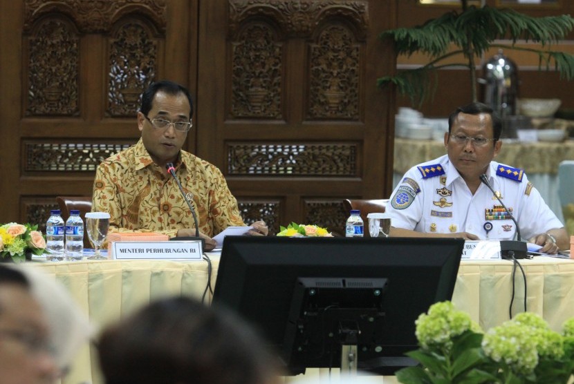 Menteri Perhubungan Budi Karya Sumadi (kiri).
