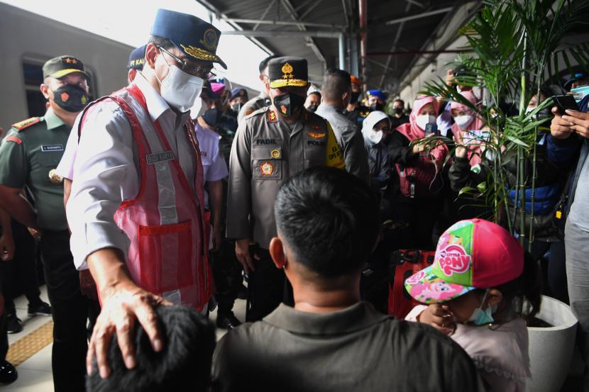 Menteri Perhubungan Budi Karya Sumadi (kiri) bersama Kapolda Metro Jaya Irjen Pol Fadil Imran (kedua kiri) berbincang dengan calon penumpang kereta api jarak jauh saat meninjau Stasiun Pasar Senen, Jakarta, Rabu (27/4/2022).Kunjungan tersebut untuk meninjau persiapan dalam rangka arus mudik Lebaran 2022. 