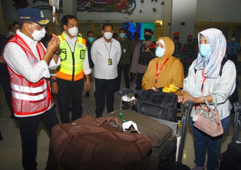 Menteri Perhubungan Budi Karya Sumadi (kiri) didampingi Direktur Utama PT Angkasa Pura II (Persero) Muhammad Awaluddin (kedua kiri) berbincang dengan Pekerja Migran Indonesia (PMI) yang baru saja mendarat di Terminal 3, Bandara Soekarno Hatta, Tangerang, Banten, Selasa (11/5/2021). Menhub melakukan sidak untuk memastikan berjalannya pembatasan penerbangan selama berlangsungnya larangan mudik Lebaran 1422 H.