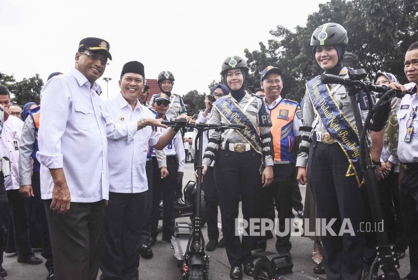 Menteri Perhubungan Budi Karya Sumadi (kiri) didampingi Wali Kota Bandung Oded M Danial (kanan) berfoto usai kunjungan kerja di Terminal Leuwipanjang, Kota Bandung, Selasa (7/5). 