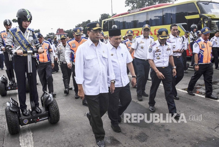 Menteri Perhubungan Budi Karya Sumadi (kiri) didampingi Wali Kota Bandung Oded M Danial (kanan) saat meninjau fasilitas di Terminal Leuwipanjang, Kota Bandung, Selasa (7/5). 