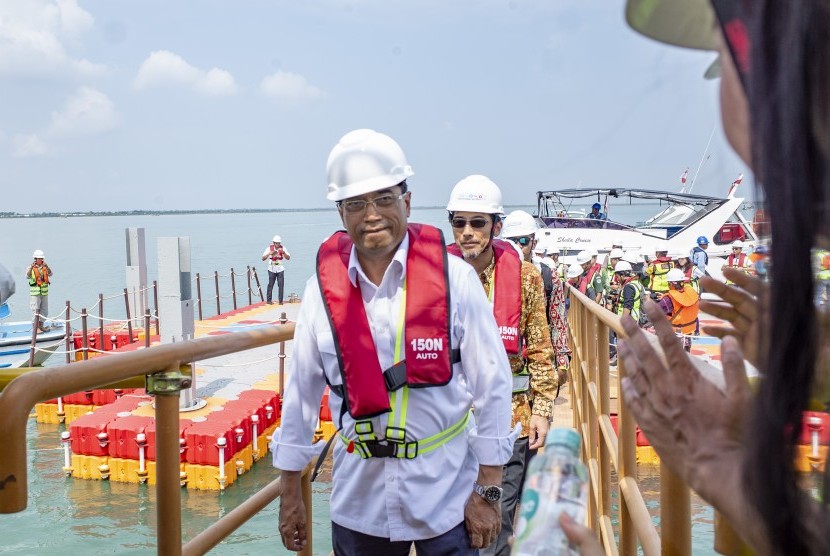 Menteri Perhubungan Budi Karya Sumadi (kiri) meninjau proyek pembangunan Pelabuhan Patimban di Desa Patimban, Subang, Jawa Barat. 