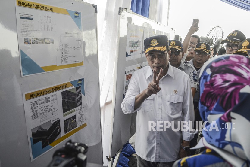 Menteri Perhubungan Budi Karya Sumadi (kiri) meninjau proyek Tol Layang (Elevated) Jakarta-Cikampek Km 28, Cikarang, Kabupaten Bekasi, Jawa Barat, Ahad (8/12/2019).