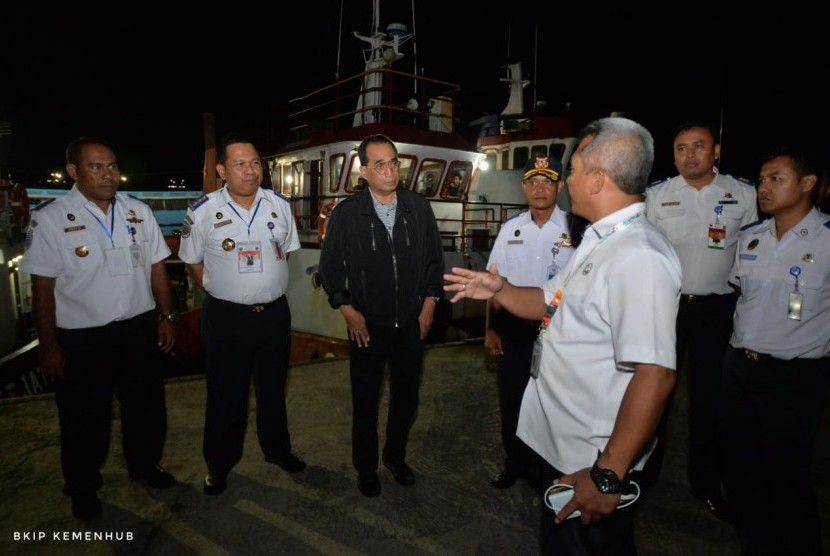 Menteri Perhubungan Budi Karya Sumadi melakukan peninjauan ke Pelabuhan Kaimana di sela-sela kunjungan kerja bersama Presiden Jokowi ke sejumlah Provinsi Papua dan Papua Barat, Ahad malam (27/10). 