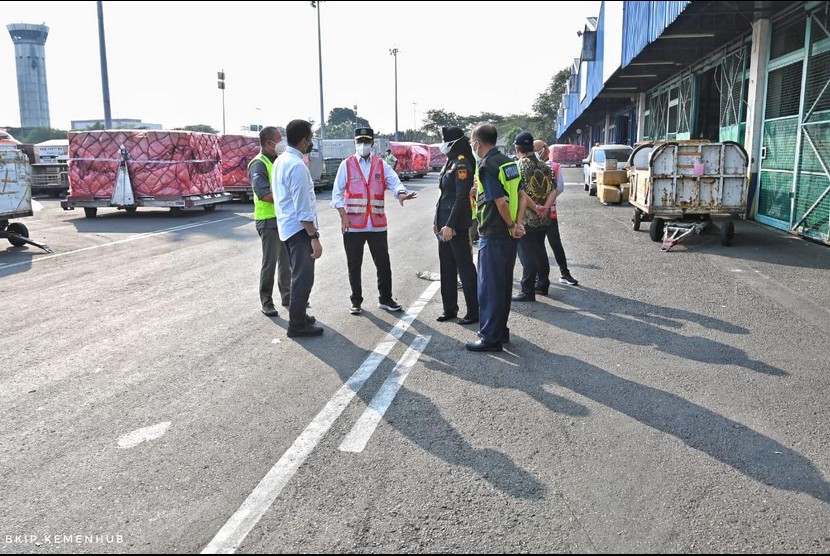  Menteri Perhubungan Budi Karya Sumadi melakukan peninjauan langsung aktivitas Terminal Kargo di Bandara Soekarno-Hatta, Tangerang, Jumat (16/7). 