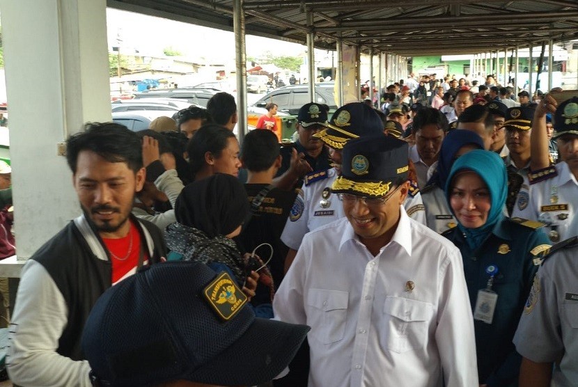 Menteri Perhubungan Budi Karya Sumadi melakukan sidak ke Dermaga Kali Adem, Pelabuhan Muara Angke, Ahad (17/6).