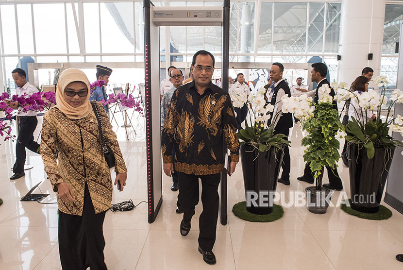 Menteri Perhubungan Budi Karya Sumadi melintas di x-ray saat memasuki Bandara Internasional Jawa Barat (BIJB) Kertajati, Majalengka, Jawa Barat, Kamis (24/5). 