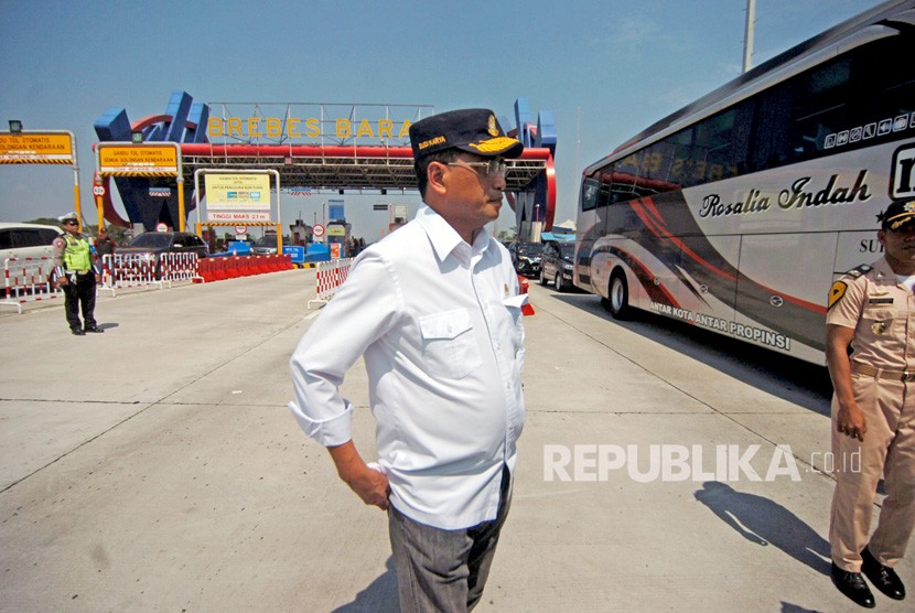 Menteri Perhubungan Budi Karya Sumadi memantau arus lalu lintas arus balik di gerbang tol Brebes Barat, Brebes, Jawa Tengah, Minggu (9/6/2019). 