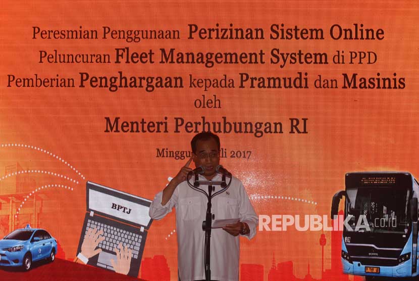 Menteri Perhubungan Budi Karya Sumadi memberikan arahan sebelum peluncuran sistem perizinan angkutan sewa khusus berbasis daring di Jakarta, Minggu (16/7).