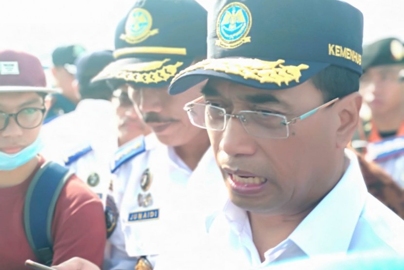 Menteri Perhubungan Budi Karya Sumadi memberikan pernyataan mengenai penemuan pelanggaran SOP di Dermaga Kali Adem, Pelabuhan Muara Angke, Ahad (17/6).