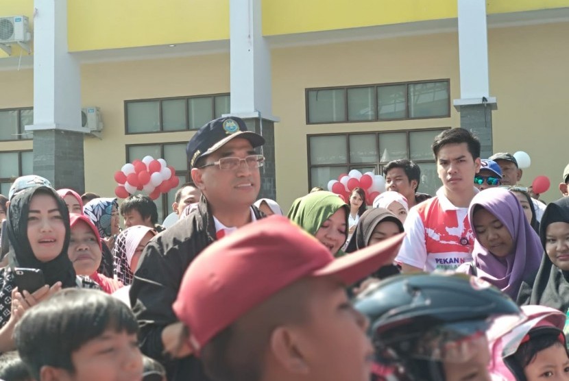 Menteri Perhubungan Budi Karya Sumadi memberikan sosialisasi keselamatan berkendara kepada siswa SD di GOR Sabilulungan, Soreang, Kabupaten Bandung, Ahad (21/10).