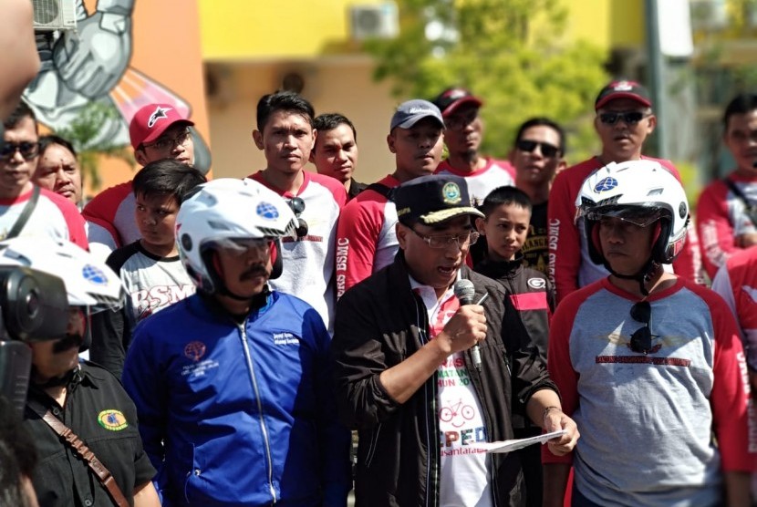 Menteri Perhubungan Budi Karya Sumadi memberikan sosialisasi keselamatan berkendara kepada siswa SD di GOR Sabilulungan, Soreang, Kabupaten Bandung, Ahad (21/10). 