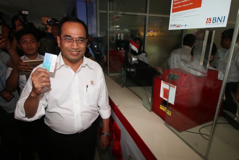 Menteri Perhubungan Budi Karya Sumadi mengambil tiket KRL Jabodetabek saat melakukan peninjauan di Stasiun Juanda, Jakarta, Rabu (10/8).