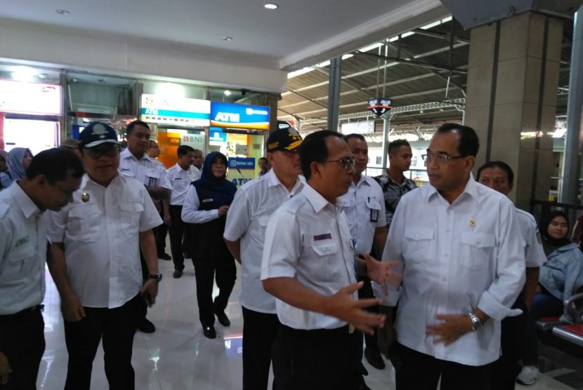 Menteri Perhubungan, Budi Karya Sumadi, mengecek pelayanan yang ada di Stasiun Tugu Yogyakarta, Sabtu (19/5).  Ini merupakan rangkaian kunjungan Menhub ke stasiun-stasiun di Pulau Jawa guna melihat pelayanan mudik Lebaran