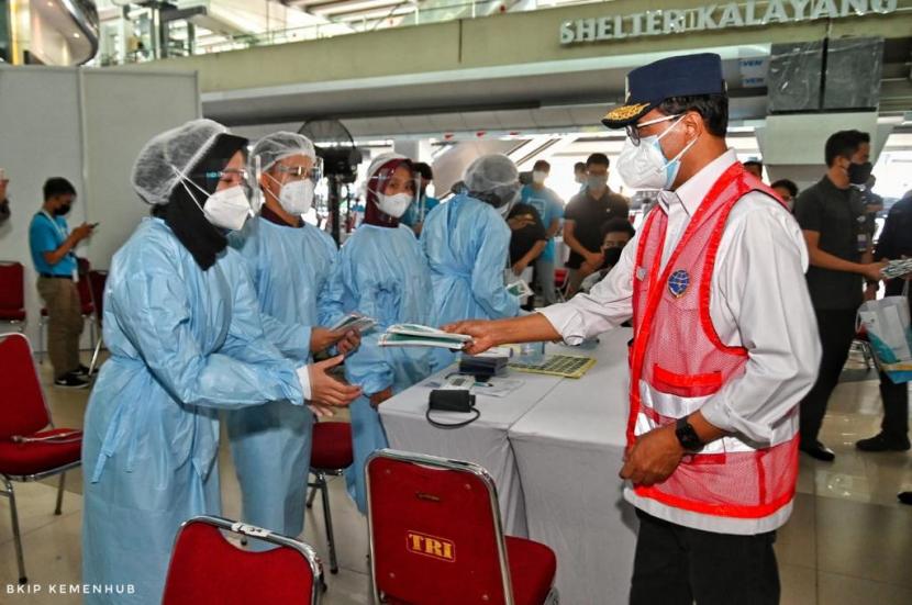 Menteri Perhubungan Budi Karya Sumadi (kanan). Pemerintah menyiapkan fasilitas vaksinasi dan tes antigen berbiaya terjangkau di simpul-simpul transportasi jelang Nataru.