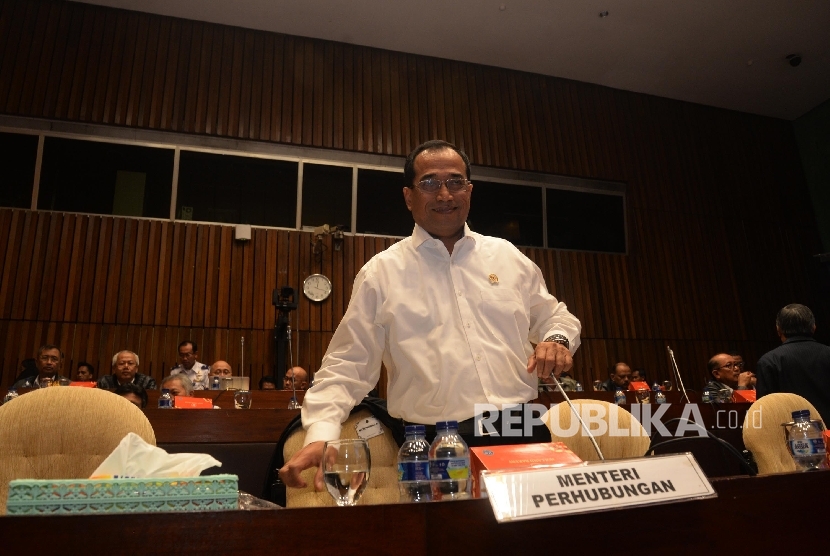  Menteri Perhubungan Budi Karya Sumadi menghadiri rapat kerja dengan Komisi V DPR di kompleks Parlemen, Senayan, Jakarta, Rabu (5/7)