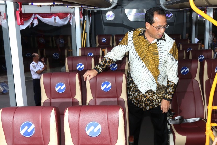Menteri Perhubungan Budi Karya Sumadi meninjau bus non jalur bus khusus atau bus regular saat diluncurkan di Jakarta, Kamis (24/8).