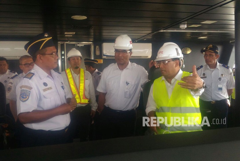 Menteri Perhubungan, Budi Karya Sumadi meninjau kapal navigasi di area Pelabuhan Kawasan Industri Gresik untuk diresmikan Presiden, Kamis (8/3).