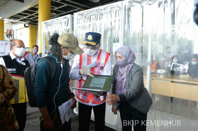 Menteri Perhubungan Budi Karya Sumadi meninjau langsung uji coba penerapan GeNose di Pelabuhan Tanjung Priok. 