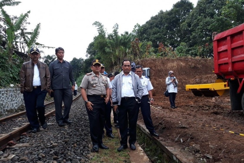 Menteri Perhubungan Budi Karya Sumadi meninjau lokasi groundbreaking rel ganda kereta Bogor-Sukabumi di Desa Benda, Kecamatan Cicurug, Kabupaten Sukabumi, Kamis (14/12) sore.