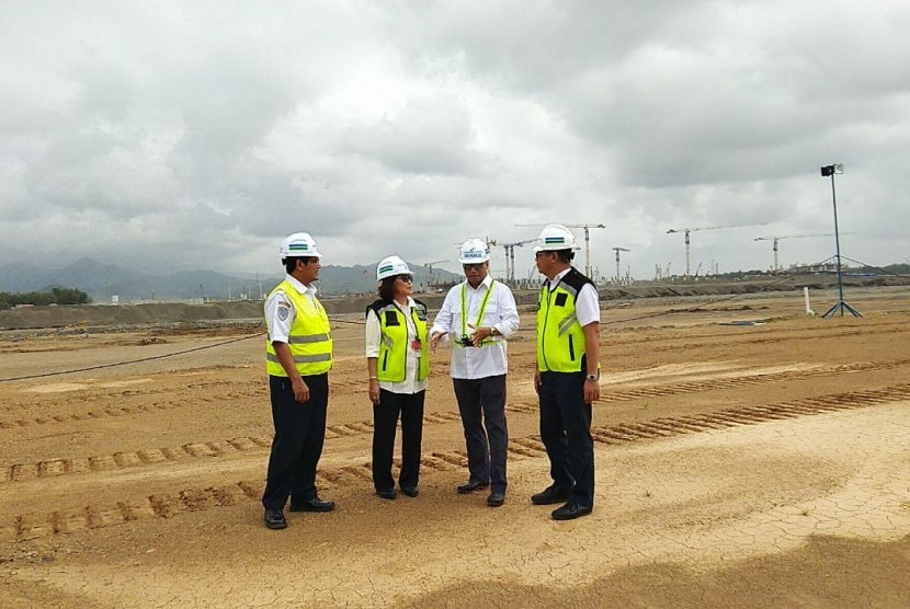Menteri Perhubungan, Budi Karya Sumadi meninjau pembangunan bandara New Yogyakarta Internasional Airport (NYIA) Kulonprogo, Jumat (14/12).