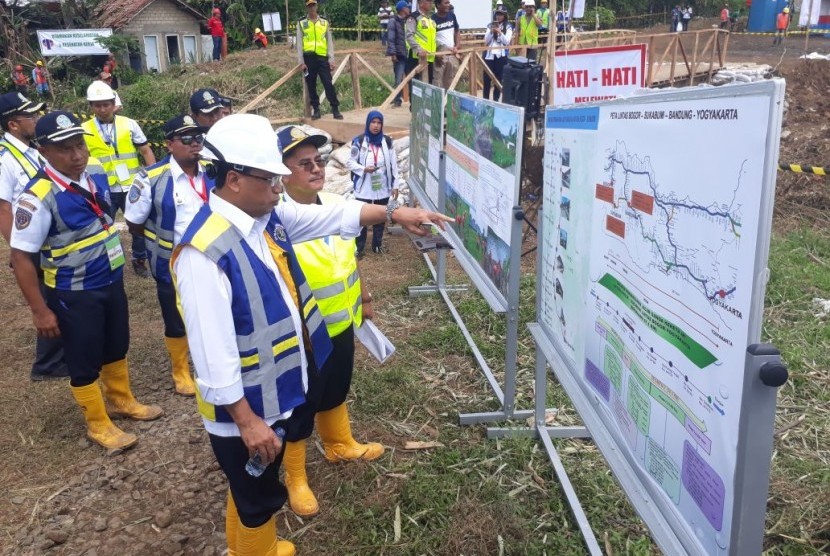 Menteri Perhubungan Budi Karya Sumadi meninjau program padat karya tunai, pembangunan jalur ganda KA Bogor-Sukabumi, di Desa Tenjoayu, Sabtu (8/4).