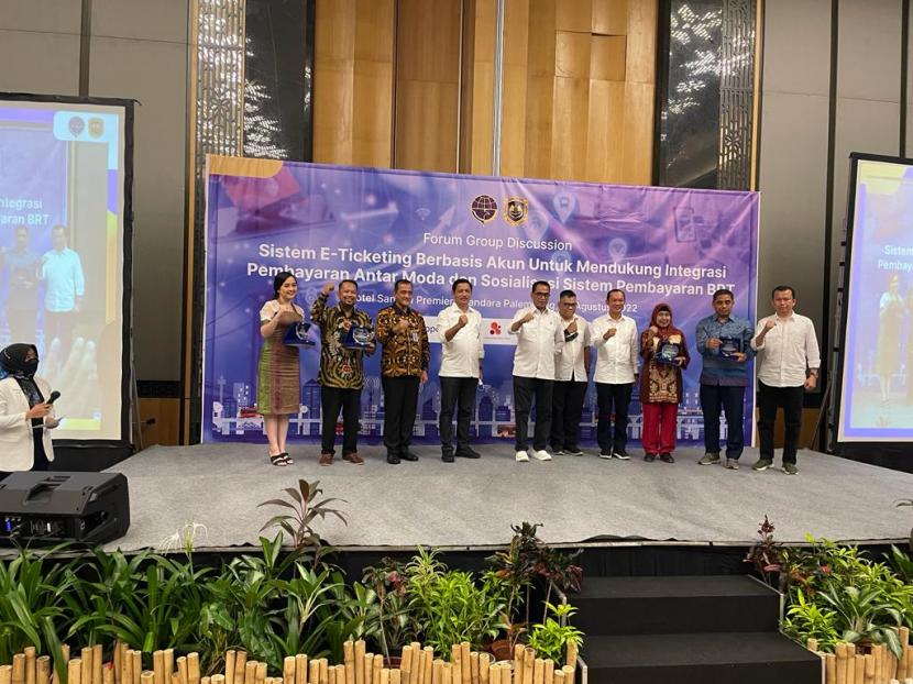 Menteri Perhubungan Budi Karya Sumadi menjadi keynot speech pada Focus Group Discussion (FGD) terkait “Sistem E-Ticketing Berbasis Akun Untuk Mendukung Integrasi Pembayaran Antar Moda Dan Sosialisasi Sistem Pembayaran BRT” yang bertempat di Hotel Santika Premiere Bandara-Palembang.