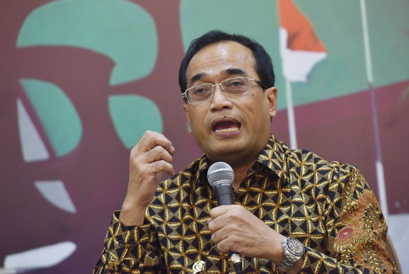 Menteri Perhubungan Budi Karya Sumadi menjadi pembicara pada diskusi di Kompleks Parlemen Senayan, Jakarta, Selasa (4/4). 