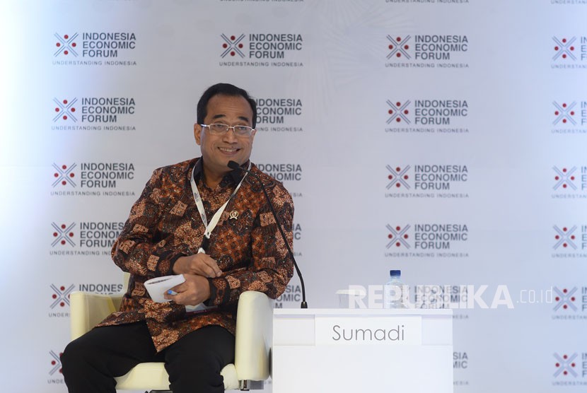 Menteri Perhubungan Budi Karya Sumadi menjawab pertanyaan dari berbagai media usai memberikan sambutan pada acara Economic Indonesia Forum (IEF) 2017 yang diselenggarakan di Hotel Shangri-La Jakarta (23/11). 