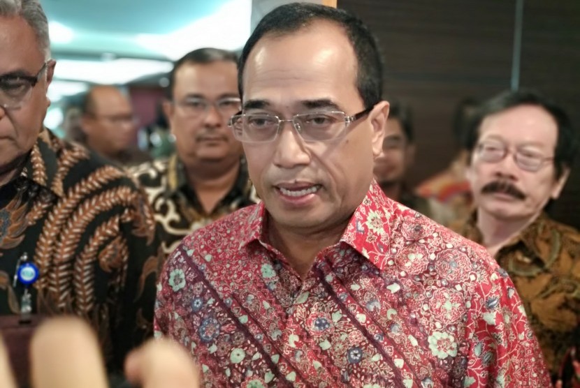 Menteri Perhubungan Budi Karya Sumadi menjelaskan mengenai kerja sama  digitalisasi jembatan timbang denan PT Surveyor Indonesia (Persero), Jumat  (19/10).