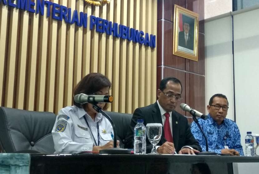Menteri Perhubungan Budi Karya Sumadi menjelaskan mengenai  kondisi sarana dan prasaranan transportasi pascagempa di Palu, Sulawesi  Selatan dalam konferensi pers di gedung Kementerian Perhubungan, Senin  (1/10).