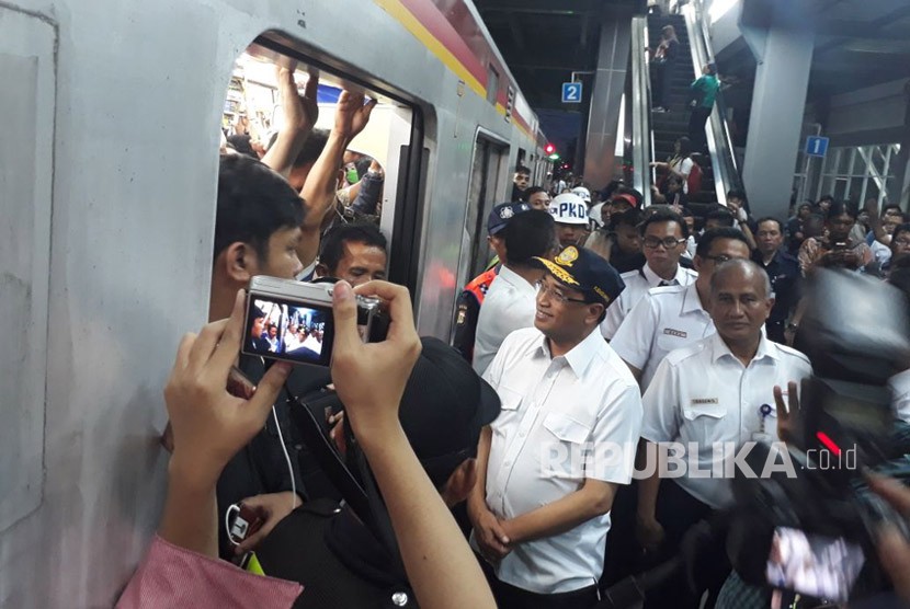 Menteri Perhubungan Budi Karya Sumadi menyidak Stasiun Duri untuk memeriksa aktivitas penumpang lintas Tangerang-Duri, Jumat (6/4). 